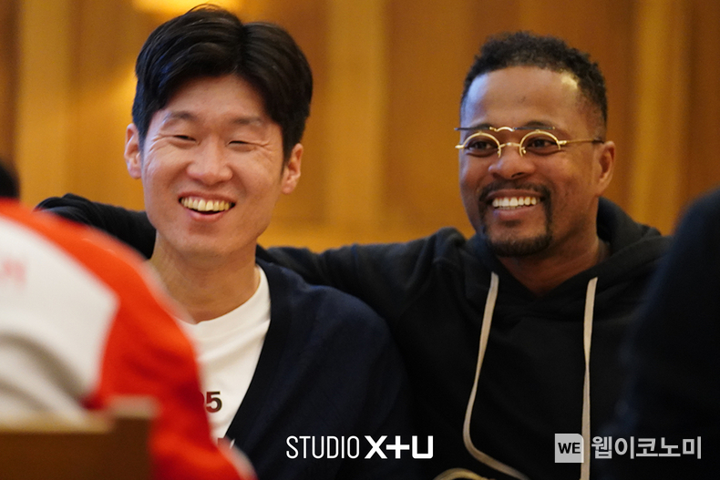 LG유플러스의 콘텐츠 전문 스튜디오인 STUDIO X+U가 스포츠 예능 ‘맨인유럽’을 공개하며 콘텐츠 라인업을 지속 확대한다고 15일 밝혔다. 사진은 맨인유럽 촬영 현장. / 2024.01.15 (출처: LG유플러스)