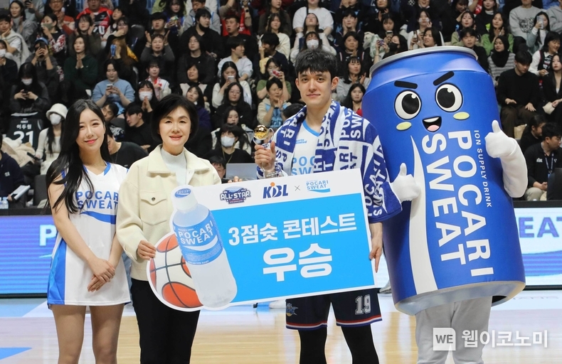 3점슛 콘테스트 시상 (이진숙전무, 이근휘선수) / 2024.01.15 (출처: 동아오츠카)