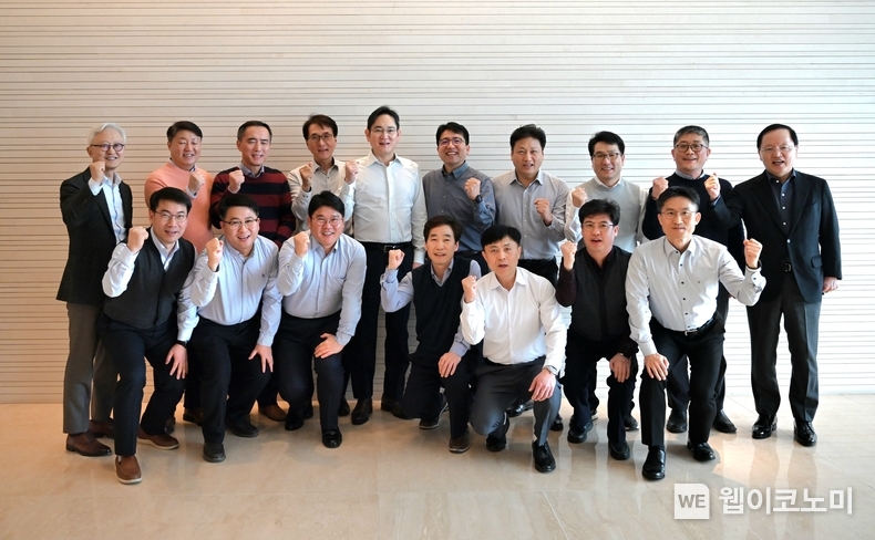 16일 삼성전자 서초사옥에서 명장 간담회를 가진 뒤 이재용 회장과 참석자들이 기념촬영하는 모습 / 2024.01.16 (출처: 삼성전자)
