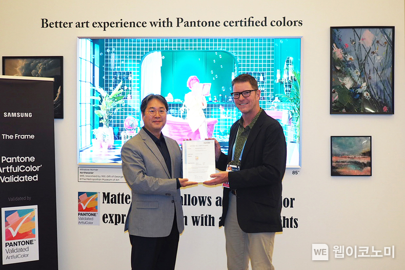 삼성전자 영상디스플레이사업부 김용재 부사장(왼쪽)과 이안 파이크(Iain Pike) '팬톤(PANTONE)' 상품개발 및 라이선싱 수석 글로벌 총괄(오른쪽)이 '팬톤 아트풀컬러 인증' 인증서 전달식을 가지고 있다. / 2024.01.16 (출처: 삼성전자)