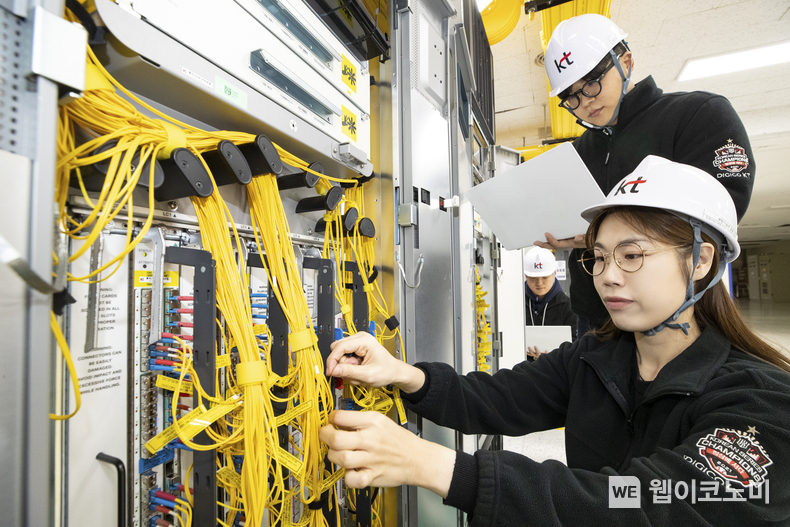 KT가 자사 네트워크의 안정성을 강화하기 위해 차세대 소프트웨어 정의 네트워킹 컨트롤러를 자체 개발해 핵심 인터넷 네트워크에 적용했다. 대전광역시 중구 KT문화빌딩에서 KT 네트워크 전문가가 차세대 SDN 컨트롤러를 활용해 인터넷 네트워크 장비를 관리하고 있다. / 2024.01.16 (출처: KT)