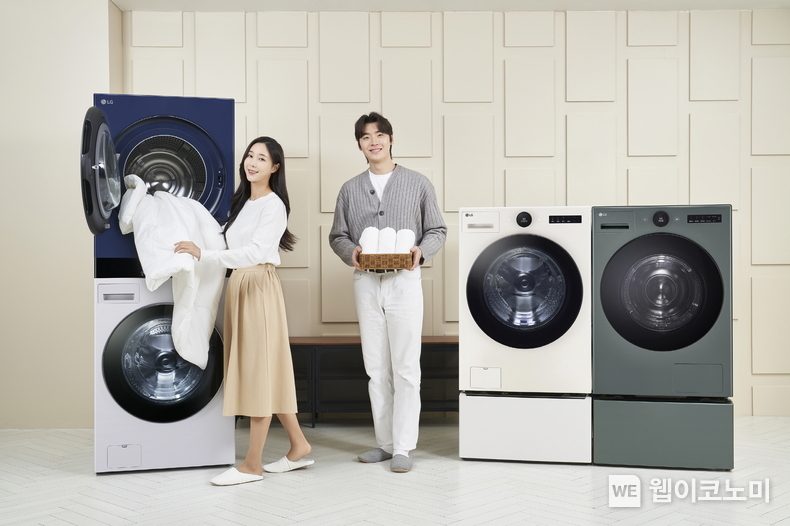 LG전자가 많은 양의 빨래와 이불을 한 번에 건조하는 국내 최대 22kg 용량 건조기를 탑재한 ‘트롬 워시타워’를 23일 출시한다. 모델이 (사진 왼쪽부터) 트롬 워시타워, 세탁기, 건조기 신제품을 소개하고 있다. / 2024.01.17 (출처: LG전자)