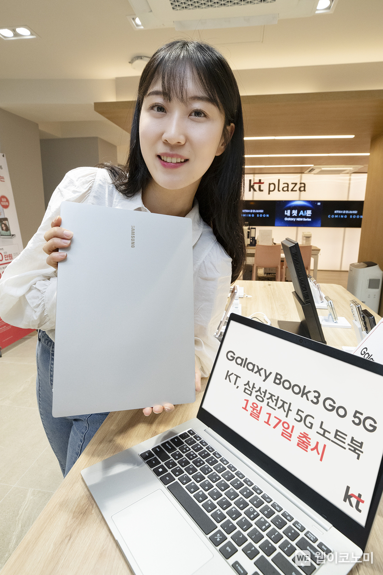 KT가 전국 KT 매장과 공식 온라인몰 KT닷컴에서 삼성전자 노트북 ‘갤럭시북3 GO 5G’를 공식 출시한다고 17일 밝혔다. 모델이 KT 매장에서 갤럭시북3 GO 5G를 소개하는 모습 / 2024.01.17 (출처: KT)