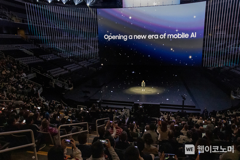 17일(현지시간) 미국 새너제이에 위치한 SAP센터에서 개최된 '갤럭시 언팩 2024(Galaxy Unpacked 2024)' 행사에서 삼성전자 MX사업부장 노태문 사장이 AI를 통해 세상과 소통하는 방식을 혁신하는 '갤럭시 S24 시리즈'를 공개하고 있다. / 2024.01.18 (출처: 삼성전자)