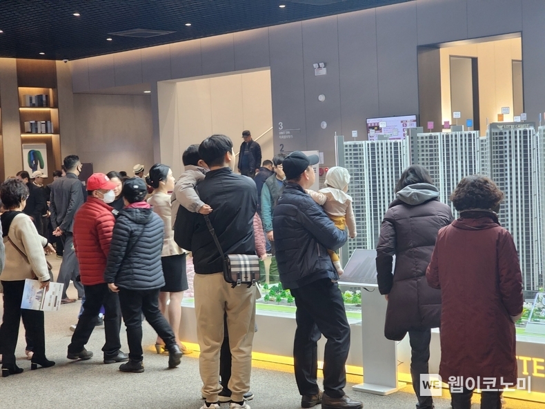 고객들이 안산 ’롯데캐슬 시그니처 중앙’ 견본주택을 둘러보고 있다 / 2024.01.19 (출처: 롯데건설)