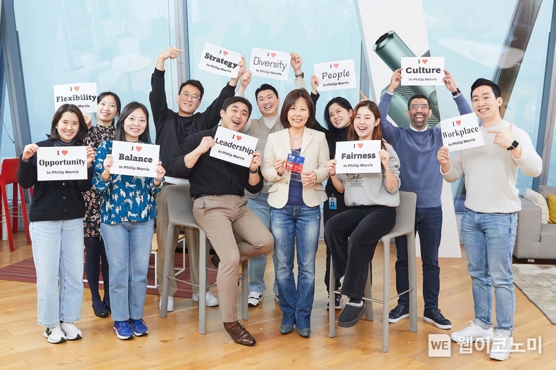 한국필립모리스가 5년 연속 ‘우수 고용주 인증’을 획득했다. (앞줄 왼쪽 네번째) 윤희경 대표이사 / 2024.01.19 (출처: 한국필립모리스)