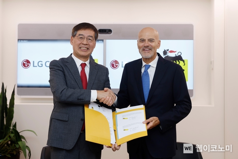 LG화학 신학철 부회장(왼쪽)이 이엔아이(ENI) CEO 클라우디오 데스칼지(Claudio Descalzi)와 차세대 바이오 오일(HVO) 합작법인 설립을 위한 본계약을 체결하고 기념촬영을 하고 있다. / 2024.01.19 (출처: LG화학)