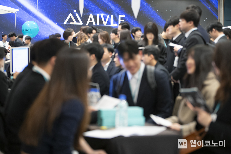 KT(www.kt.com)가 18일 청년 AI인재양성 프로그램 KT 에이블스쿨(KT AIVLE School) 4기 교육생의 취업을 지원하기 위해 잡페어(Job Fair)를 개최했다. 사진은 18일 서울 송파구 소피텔 앰배서더 서울 KT 에이블스쿨 잡페어 현장에서 에이블스쿨 4기 교육생들이 채용 정보를 얻고 있는 모습 / 2024.01.19 (출처: KT)