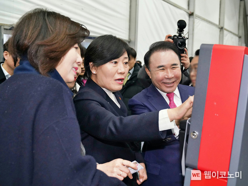 지난 19일, '2024 강원 동계청소년올림픽'이 개최되는 강릉 올림픽파크 'BBQ관'에서 제너시스BBQ 그룹 윤홍근 회장(오른쪽에서 첫번째)이 송미령 농림축산식품부 장관(오른쪽에서 두번째)에게 BBQ 제품 설명과 키오스크 주문 방법을 설명하고 있다 / 2024.01.22 (출처: 제너시스BBQ)