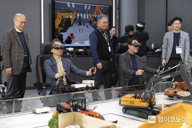 23일(화) 경기도 판교 HD현대 글로벌R&D센터에 개소한 버츄얼 트레이닝 센터에서 HD현대사이트솔루션 조영철 사장(왼쪽좌석)과 HD현대건설기계 최철곤 사장(오른쪽좌석)이 VR건설장비를 조종하고 있다. / 2024.01.23 (출처: HD현대사이트솔루션)