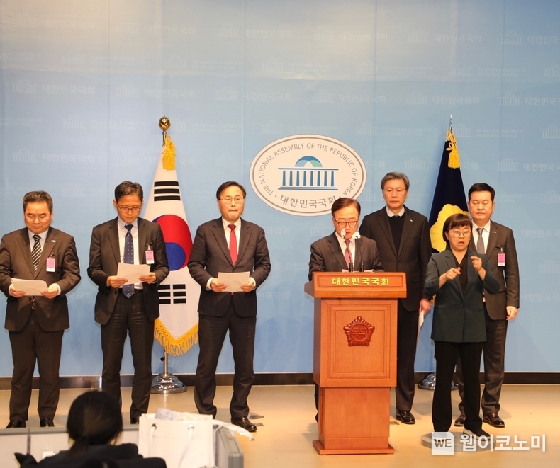 (왼쪽부터) 박양균 한국중견기업연합회 정책본부장, 강석구 대한상공회의소 상무, 홍석준 국회의원, 이동근 한국경영자총협회 상근부회장(발표), 김창범 한국경제인협회 상근부회장, 김고현 한국무역협회 전무 / 2024.01.23 (출처: 한국경영자총협회)