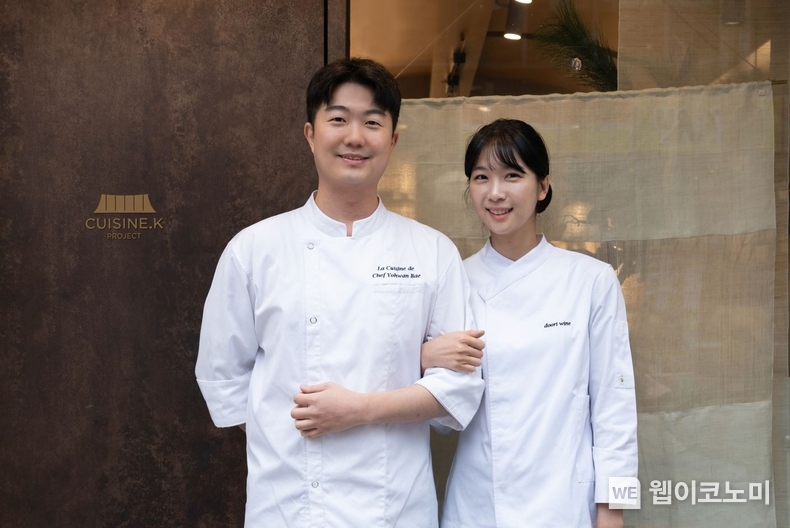 서울 강남구 소재의 ‘퀴진케이 팝업 레스토랑’을 네 번째로 운영하는 ‘DOORI’팀 (왼쪽부터) 배요환 셰프, 이효재 매니저 / 2024.01.24 (출처: CJ제일제당)