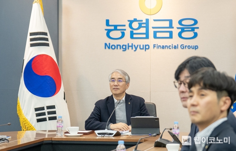 농협금융은 24일, 서울 중구 소재 NH농협금융지주 본사 회의실에서 농협금융 글로벌 신년간담회를 가졌다. 이석준 농협금융 회장이 회의를 주재하고 있다. / 2024.01.24 (출처: NH농협금융)
