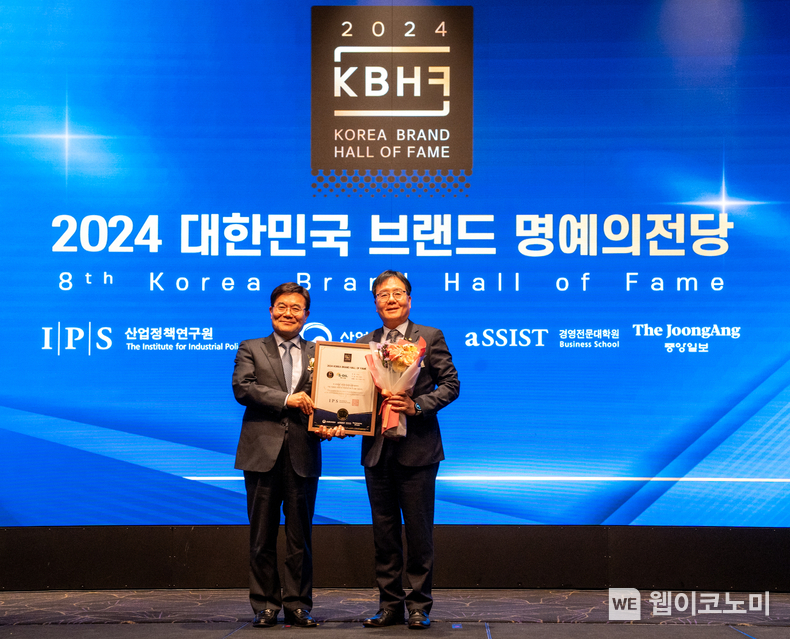 S-OIL은 25일 개최된 ‘2024 대한민국 브랜드 명예의 전당’ 시상식에서 6년 연속 주유소 부문에서 1위에 선정되었다. S-OIL 이영호 영업전략부문장(오른쪽), 산업정책연구원 박기찬 원장(왼쪽) / 2024.01.25 (출처: S-OIL)