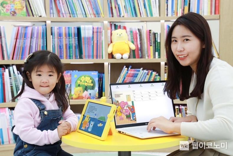아이들나라가 인공지능(AI) 기술을 활용해 일반 동화책을 아동용 리딩북으로 변환해주는 ‘아이들나라 스튜디오’를 개발했다고 25일 밝혔다. 사진은 LG유플러스 임직원이 아동과 함께 아이들나라 스튜디오를 통해 리딩북을 제작하는 모습. / 2024.01.25 (출처: LG유플러스)