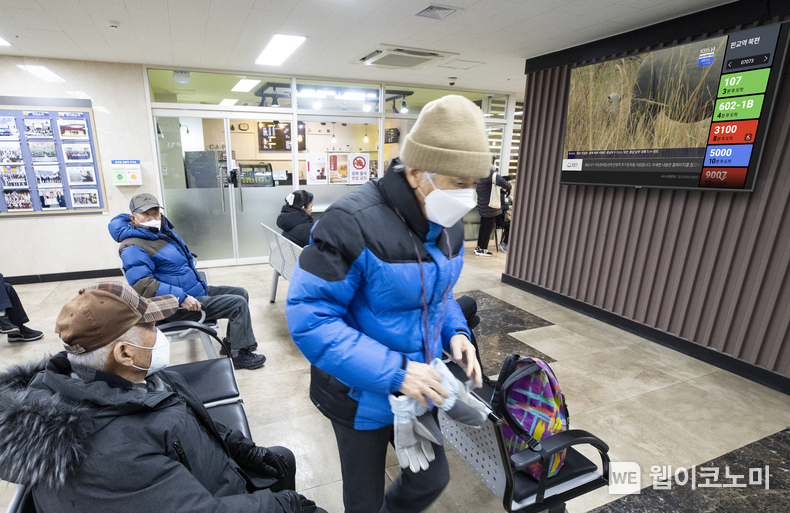 KT는 국내 최초 IPTV 기반의 실시간 버스정보를 제공하는 ‘지니 TV 버스정보 알리미’ 서비스를 출시한다고 24일 밝혔다. KT가 경기도에 있는 한 경로당에서 어르신들 대상으로 지니 TV 버스 정보 알리미를 시연하는 모습. / 2024.01.25 (출처: KT)