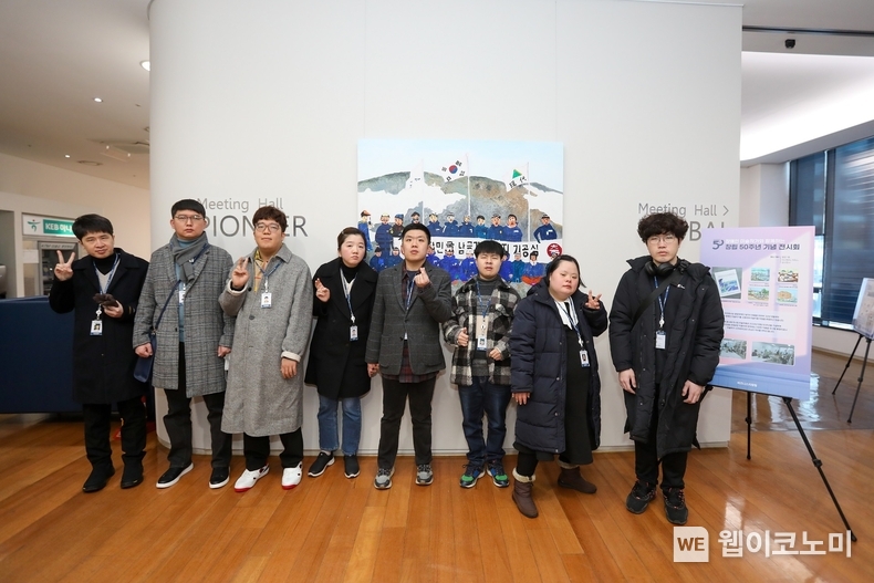 지난 25일(목), 현대엔지니어링 본사 계동사옥에서 진행된 ‘사내 장애인 미술작가 초청행사’에 참석한 현대엔지니어링 소속 장애인 미술작가가 기념 사진을 촬영하고 있다. / 2024.01.26 (출처: 현대엔지니어링)