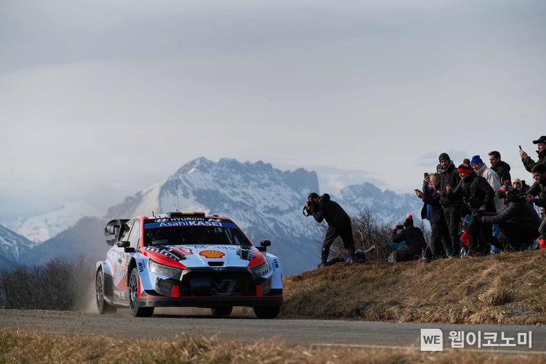 현대자동차 월드랠리팀, 2024 WRC 첫 대회 몬테카를로 랠리 우승.<br>
현대차는 25일(목)부터 28일(일, 현지시간)까지 진행된 2024 월드랠리챔피언십(World Rally Championship, 이하 WRC) 첫번째 라운드 '몬테카를로 랠리'에서 티에리 누빌(Thierry Neuville)이 1위를 차지했다고 29일(월) 밝혔다. 사진은 2024 WRC 몬테카를로 랠리에서 질주하는 현대팀 ‘i20 N Rally1’ 차량. / 2024.01.29 (출처: 현대자동차)