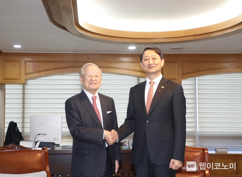 손경식(왼쪽) 한국경영자총협회 회장이 30일 경총회관에서 안덕근 산업통상자원부 장관과 인사를 나누고 있다. / 2024.01.30 (출처: 경총)