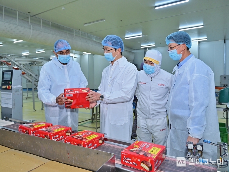 ’롯데 인디아’(LOTTE India) 하리아나 공장 내 롯데 초코파이 생산라인을 둘러보고 있는 이창엽 롯데웰푸드 대표이사(왼쪽에서 두 번째) / 2024.01.31 (출처: 롯데웰푸드)
