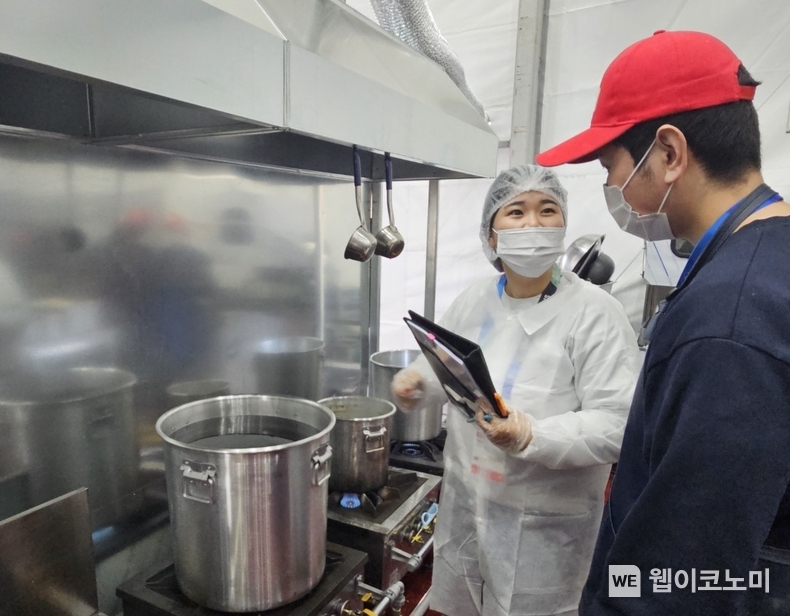 지난 19일부터 '2024 강원 동계청소년올림픽'이 개최된 강릉 올림픽파크 'BBQ관'에 보건소 위생점검자가 방문하여 위생검사를 하고 있다 / 2024.01.31 (출처: 제너시스BBQ)