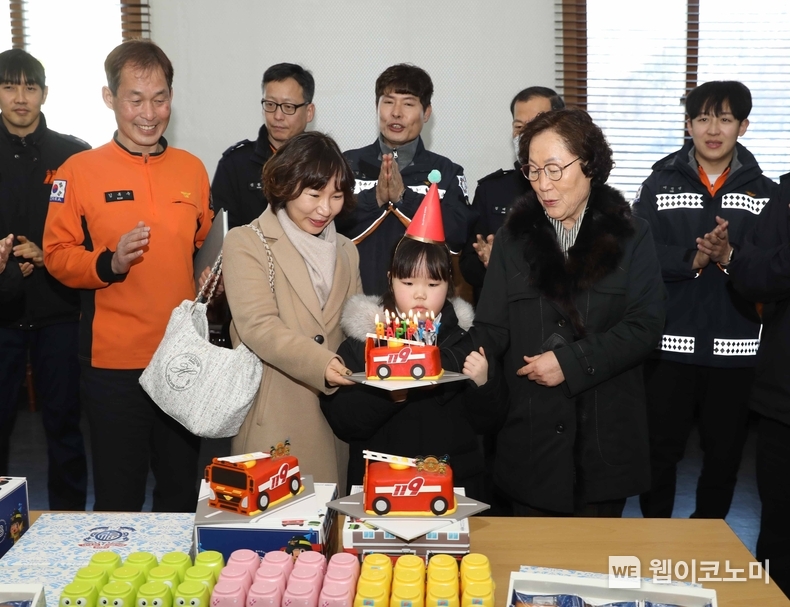 파리바게뜨가 23일 태백시 태백소방서에서 순직 소방관 유가족 생일 축하 행사를 가졌다. 고(故) 허승민 소방위의 유가족과 소방관들이 생일을 함께 축하했다. / 2024.01.31 (출처: 파리크라상)