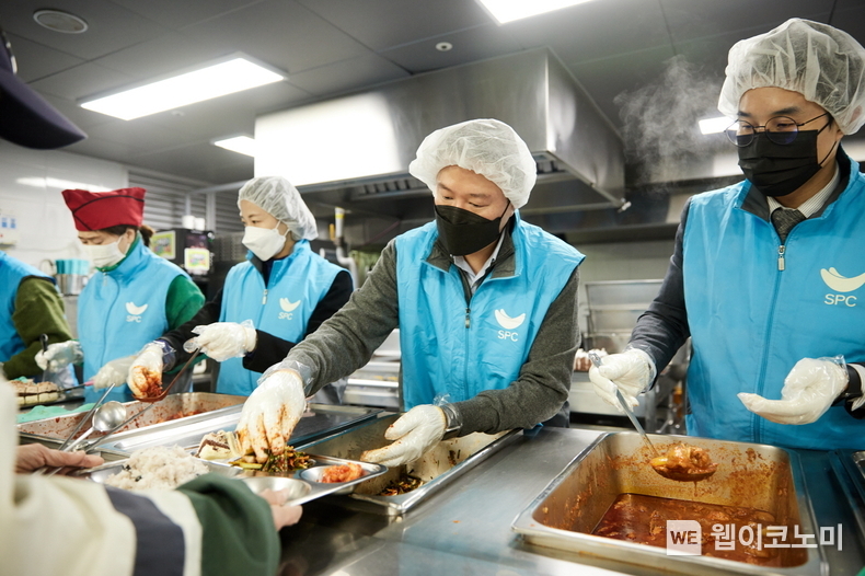 31일 경기 성남에 위치한 노숙인 무료 급식소 ‘안나의집’에서 허희수 SPC그룹 부사장(오른쪽에서 두번째)과 임직원들이 배식 봉사활동을 진행하고 있다. / 2024.02.01 (출처: SPC그룹)