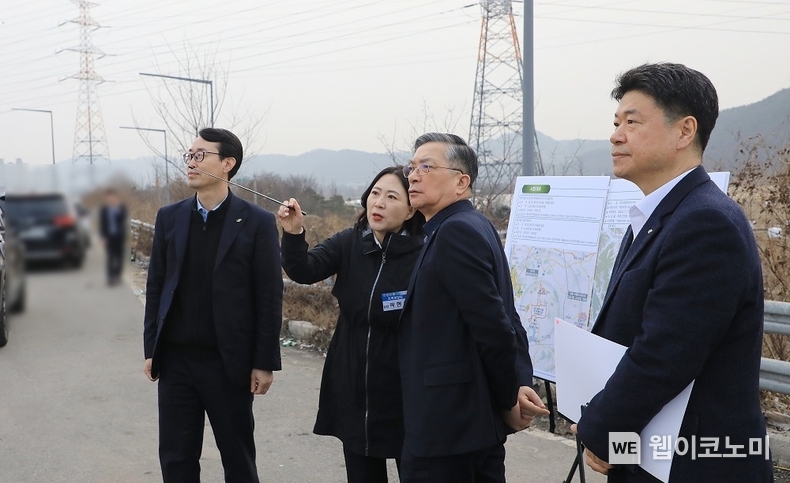 이한준 LH 사장(오른쪽 두번째)이 용인 국가산단 현장을 둘러보고 있다. / 2024.02.02 (출처: LH)