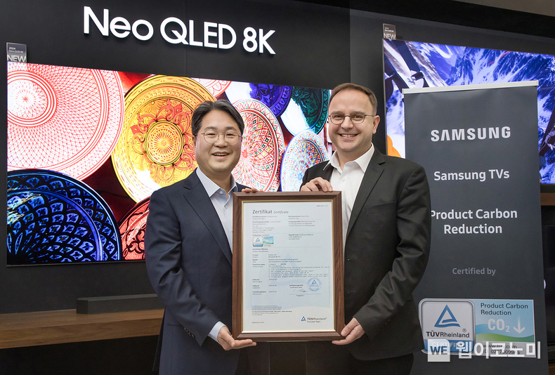 삼성전자 영상디스플레이사업부 김용재 부사장(왼쪽)과 'TUV 라인란드(TÜV Rheinland)' 프랭크 홀즈만(Frank Holzmann) 전기전자부문 글로벌 부사장(오른쪽)이 '탄소 저감' 인증 수여식에서 기념 촬영을 하고 있다. / 2024.02.05 (출처: 삼성전자)