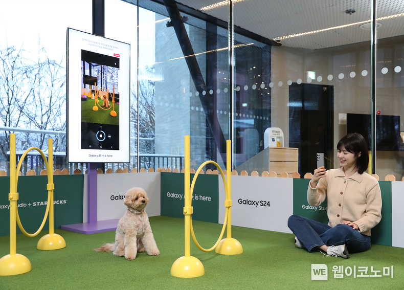 삼성전자 모델이 반려견과 함께 '갤럭시 스튜디오 Pet'의 '어질리티&트랙존'에서 '갤럭시 S24' 시리즈를 체험하고 있는 모습 / 2024.02.06 (출처: 삼성전자)