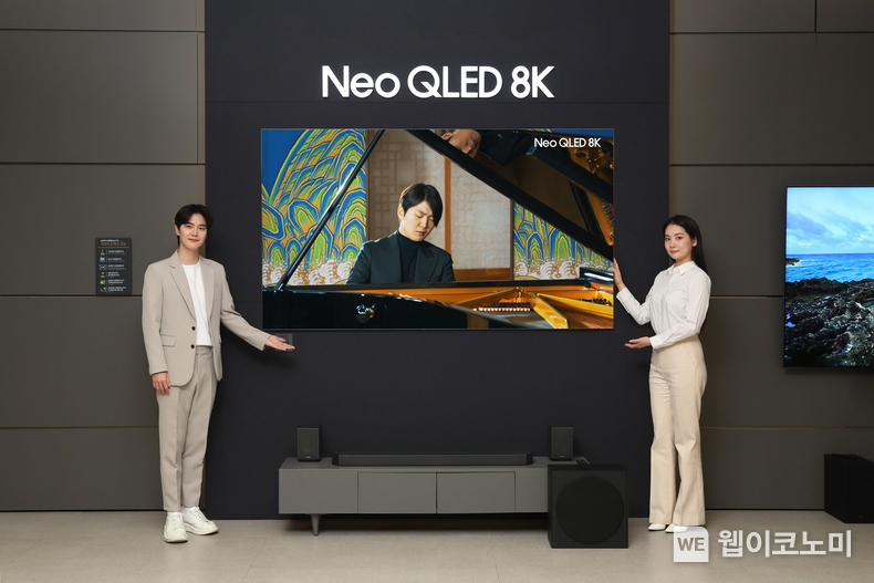 삼성전자 모델이 삼성스토어 대치점에서 Neo QLED 8K TV로 파이니스트 조성진의 8K 라이브 연주 영상을 감상하고 있다. 2024.02,07, (출처: 삼성전자)