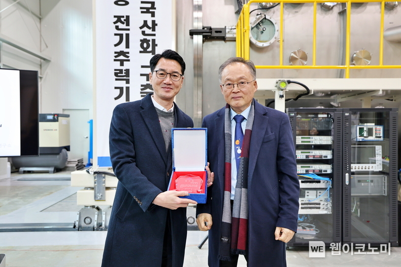 (주)메카티엔에스 김경규 대표 (왼쪽) 한국항공우주연구원 이상률 원장 (오른쪽), 이상률 원장은 김경규 대표에게 감사패를 수여했다. 2024.02.13. (출처: 메카티엔에스)