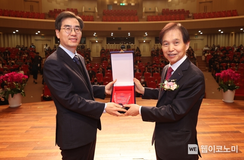 KAIST가 14일 오전 대전 본원에서 개교 53주년 기념식을 개최하고 특별 포상을 진행했다. 올해의 KAIST인 상을 수상한 명현 교수(왼쪽)와 이광형 총장 / 2024.02.14 (출처: KAIST)