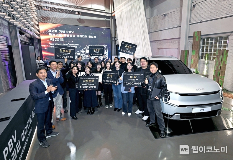 기아, 제 2회 PBV 아이디어 공모전 시상식 개최.<br>
기아가 14일(수) EV 언플러그드 그라운드 성수에서 김상대 기아 PBV비즈니스사업부장, 강주엽 기아 신사업기획실장 등 주요 관계자들이 참석한 가운데 ‘제2회 PBV 아이디어 공모전 시상식’을 개최했다. 제2회 PBV 아이디어 공모전 시상식에서 수상팀들이 기념촬영을 하고 있는 모습 / 2024.02.14 (출처: 기아자동차)