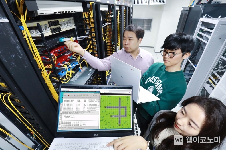 LG유플러스는 통신장비 제조업체인 에릭슨엘지와 손잡고 차세대소프트웨어 플랫폼 기술 검증을 완료하고 이를 활용해 5G 생태계 조성에 앞장선다고 15일 밝혔다. 사진은 LG유플러스임직원들이 API 형태로 구성한 5G 네트워크를 활용해 시연하는모습. / 2024.02.15 (출처: LG유플러스)