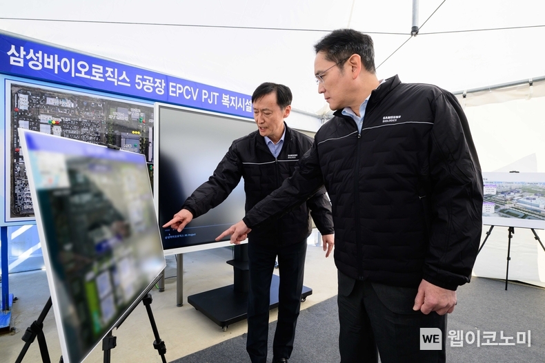 16일 삼성바이오로직스 인천사업장을 찾은 이재용 회장이 5공장 건설 현장에서 관계자 브리핑을 듣고 있다 / 2024.02.16 (출처: 삼성전자)