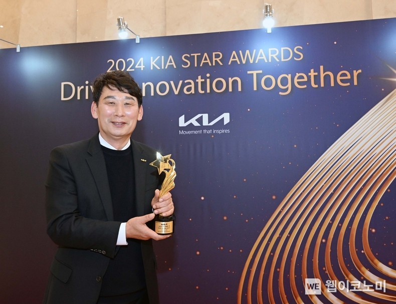  기아 판매왕 1위 및 EV 판매왕 1위 정태삼 영업이사 / 2024.02.18 (출처: 기아)