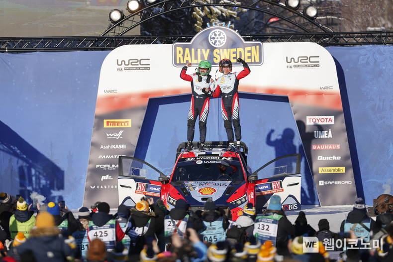 현대자동차 월드랠리팀, 2024 WRC 스웨덴 랠리 우승.<br>
현대자동차가 2024 WRC 스웨덴 랠리에서 우승하며 개막전에 이은 2연속 우승으로 승전보를 이어갔다.<br>
현대자동차는 2월 15일(목)부터 18일(일, 현지시간)까지 스웨덴 우메아(Umeå)에서 열린 2024 WRC(World Rally Championship) 2라운드에서 우승을 차지했다고 19일(월) 밝혔다. 2024 WRC 스웨덴 랠리에서 1위로 들어와 우승 세리머니를 하는 현대 월드랠리팀 에사페카 라피(오른쪽)와 코드라이버 얀 펌(Janne Ferm) / 2024.02.19 (출처: 현대자동차)