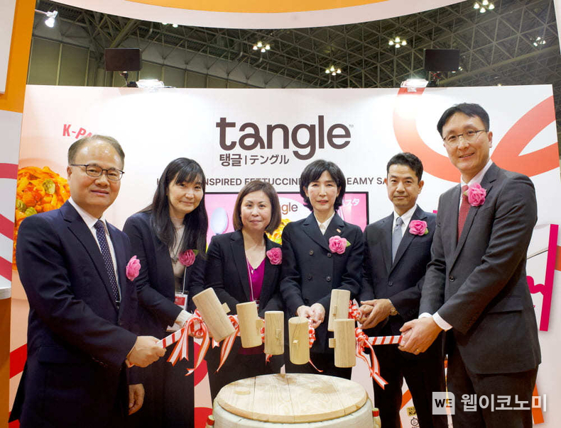 삼양라운드스퀘어 SMTS 부스에서 (왼쪽부터)KOTRA 일본지역 김삼식 본부장, AEON리테일(주) 타카키 준코 카페란테 상품부장, ㈜세이유 상품물류본부 야마우치 후미 부장, 삼양라운드스퀘어 김정수 부회장, TOPPAN(주) 니이이미 사토시 생활산업사업본부 패키지 솔루션 사업부 제5영업 본부장, (주)삼양재팬 홍범준 법인장이 탱글 론칭 세리머니를 하고 있다. / 2024.02.19 (출처: 삼양라운드스퀘어)