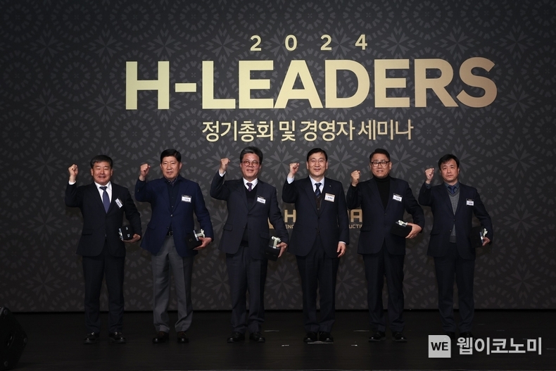 현대건설 윤영준 사장(오른쪽에서 3번째)과 안전·품질·공정·기술 등 각 부문에 선정된 우수 협력사 대표들이 시상식 후 기념 촬영을 진행하고 있다.) / 2024.02.19 (출처: 현대건설)