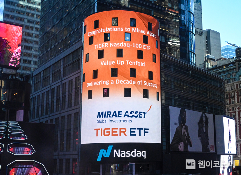 ‘TIGER 미국나스닥100 ETF’ 10만원 돌파를 기념해 미국 나스닥타워 전광판에 게재된 축하 이미지 / 2024.02.20 (출처: 미래에셋자산운용)