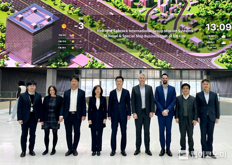 HD현대중공업 주원호 특수선사업대표(왼쪽 다섯 번째)와 밥콕 미션시스템 사업 닐 마이젤 최고기업업무책임자(오른쪽 네 번째) 등 양사 관계자들이 최근 경기도 성남의 HD현대 글로벌R&D센터에서 협력 방안을 논의했다. / 2024.02.21 (출처: HD현대)