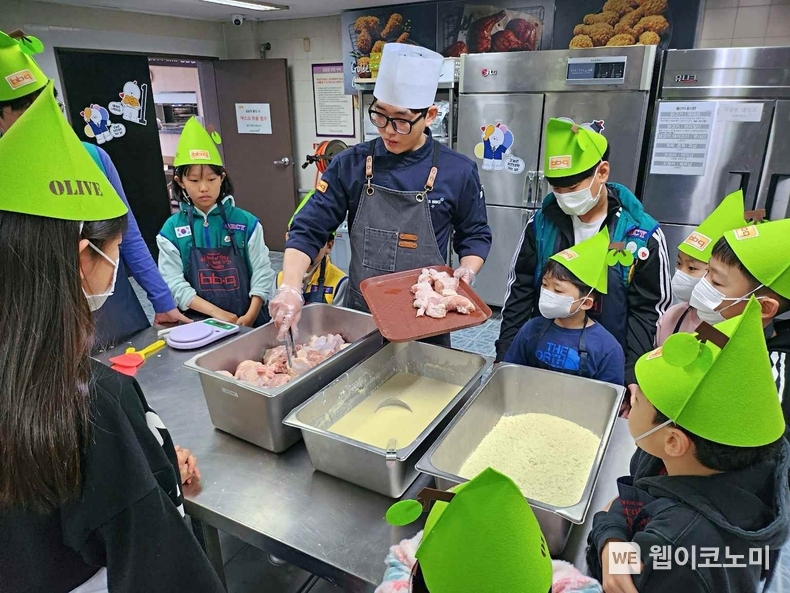 BBQ가 대한적십자사의 청소년적십자(Red Cross Youth, RCY) 봉사단을 치킨대학에 초청하여 치킨캠프를 진행했다. / 2024.02.22 (출처: 제너시스BBQ)