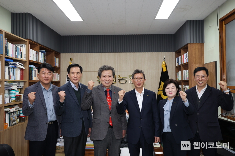 NH농협생명이 2월 21일(수) 금융소비자 보호 및 완전판매 실천을 위한 현장 경영을 실시했다. 사진은 농협생명 윤해진 대표이사(오른쪽에서 세 번째), 유성농협 류광석 조합장(왼쪽에서 세 번째)과 관계자들이 함께 기념촬영을 하는 모습. / 2024.02.22 (출처: NH농협생명)