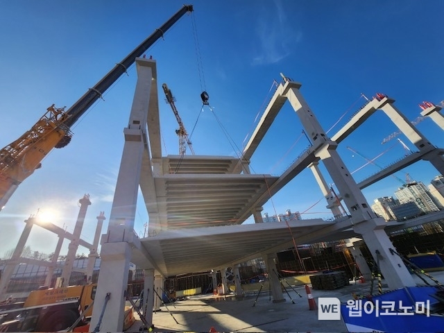 저탄소 PC 설치중인 래미안 트리니원(반포주공1단지 3주구) 현장 / 2024.02.23 (출처: 삼성물산주식회사)