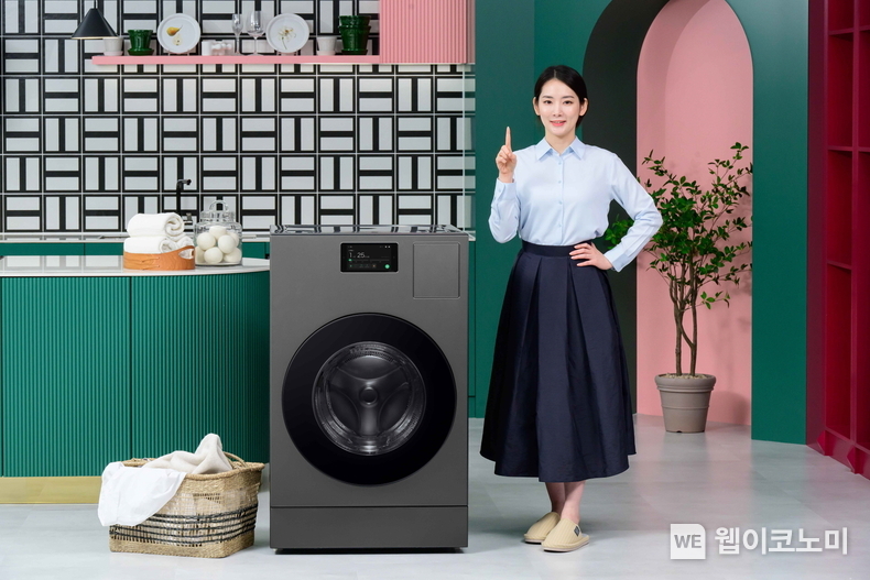 삼성전자가 올인원 세탁∙건조기 '비스포크 AI 콤보'를 24일부터 판매한다. 삼성전자 모델이 신제품을 소개하는 모습 / 2024.02.23 (출처: 삼성전자)