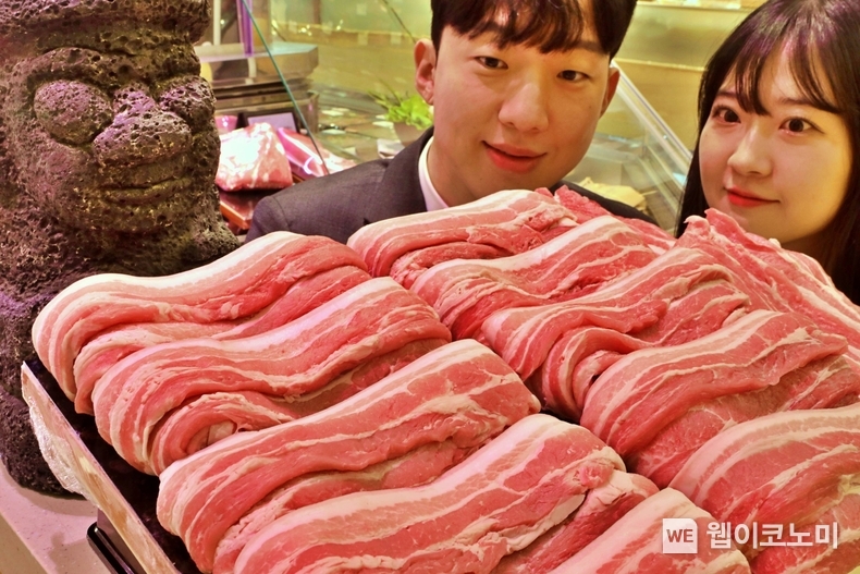 롯데백화점 본점 지하 1층 식품관에서 '제주돼지 삼겹살'을 홍보하는 모델들 / 2024.02.25 (출처: 롯데쇼핑)