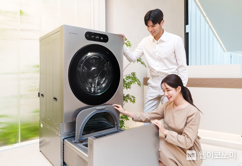 LG전자가 세탁부터 건조까지 한 번에 끝내는 ‘꿈의 가전’ LG 시그니처(LG SIGNATURE) 세탁건조기를 22일부터 본격 판매하고 있다. 모델이 LG전자 베스트샵 강남본점에서 섬세한 의류나 기능성 의류는 물론 속옷, 아이옷 등을 분리 세탁할 수 있어 활용도가 높은 시그니처 세탁건조기의 미니워시를 살펴보고 있다. / 2024.02.25 (출처: LG전자) 