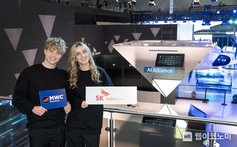 MWC24 SKT 전시관에 마련된 글로벌 텔코 AI 얼라이언스(GTAA) 조형물을 배경으로 포즈를 취한 현지 모델들. / 2024.02.25 (출처: SKT)