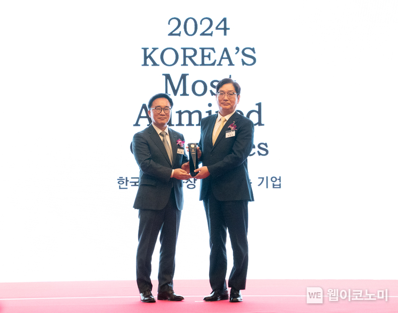 S-OIL 서정규 국내영업본부장(오른쪽)이 27일 열린 ‘2024 한국에서 가장 존경받는 기업’ 시상식에서 한국능률협회컨설팅(KMAC) 한수희 대표(왼쪽)와 기념 촬영을 하고 있다. / 2024.02.27 (출처: S-OIL)